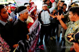 Demo di kantor gubernur, mahasiswa asal Pasaman tuntut izin tambang PT IJM dicabut