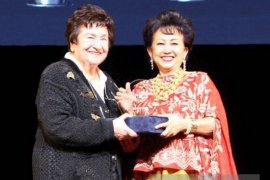 Penghargaan Penyanyi Legendaris Hongaria Diserahkan Dubes RI