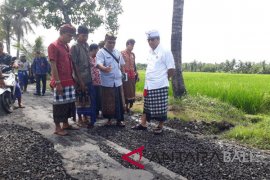 Wabup Tabanan tinjau perbaikan jalan di Kediri