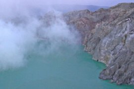 30 orang keracunan gas kawah Gunung Ijen