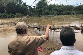Jembatan penghubung desa Aceh Barat rubuh