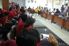 Mantan karyawan Hardy's  mengadu ke DPRD Jembrana