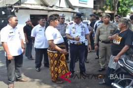 Satpol PP tertibkan PKL di Jalan Kartini Denpasar