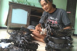 Karang Taruna Tulungagung Produksi Kerajinan Berbahan Limbah