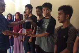 Ketua DPRD Bengkalis Bantu Kamera untuk Para Pembuat Film Cerita Lucu Rupat