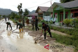 Lumpur tutupi jalan tanggungjawab Pemkab Aceh Selatan