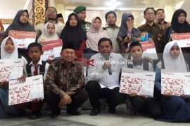 Mensos: Tak Ada Hari Libur untuk Rakyat (Video)