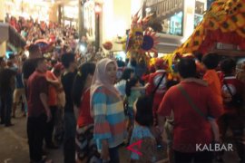 Ribuan warga saksikan atraksi naga bersinar di Kota Pontianak