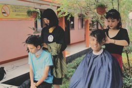 Pangling, perempuan pencukur yang terus berkeliling