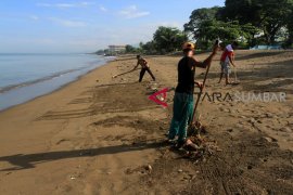 BERSIHKAN SAMPAH PANTAI PADANG Page 1 Small