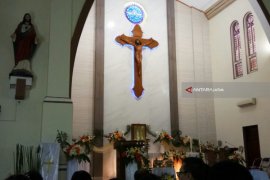 Umat Katolik Madiun Jalani Misa Malam Paskah