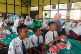 Polisi Sosialisasi Keselamatan Lalu Lintas Ke Pelajar