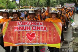 Parade Banjarmasin Sasirangan Festival Diikuti Ribuan Peserta