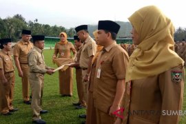 SK kenaikan pangkat 473 ASN Sijunjung diserahkan Wabup