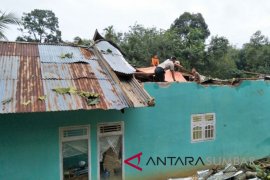 Satu rumah rusak akibat tertimpa pohon, tak ada korban jiwa