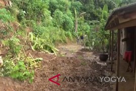 Polantas: hati-hati di jalan rawan longsor