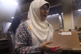 Dosen UGM membuat papan komposit kotoran gajah