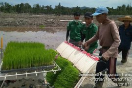 Mahasiswa STPP Bogor demonstrasikan mesin tanam padi