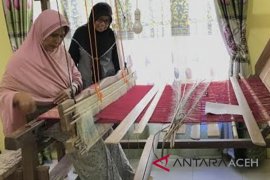 Pengrajin kain songket Gampong Siem terkendala dana