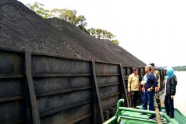 Satpol PP Barsel kawal dua tongkang batu bara diduga bermasalah