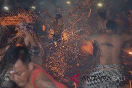 Desa Nagi-Gianyar buat paket wisata perang api