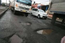 Truk Tonase Berat Rusak Jalan Riau, Swasta Diminta Buat Kereta Api Pengangkut Barang Sendiri