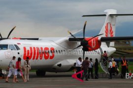 Pesawat Wings Air balik ke apron setelah tabrak burung saat hendak lepas landas