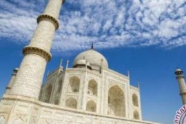  Badai Ganas Hancurkan 2 Pilar Kuno Pintu Masuk Taj Mahal India