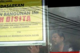131 Jamaah Gagal Berangkat Umroh, Kantor Abu Tours di Pekanbaru Disegel