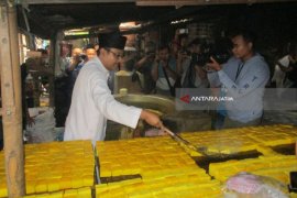 Dikunjungi Gus Ipul, Perajin Curhat Harga Kedelai Mahal (Video)