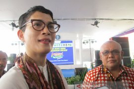Desainer Oscar Lawalata Pamerkan 100 Batik di Paris (Video)