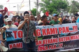 Ratusan nelayan kerang unjuk rasa