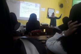 Peringati Hari Kartini Alfamart Gelar Program Mengajar