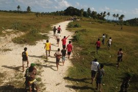 Aparat TNI-Polri dihadang masyarakat Lamboya
