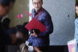 8 Jam Diperiksa, Zumi Zola Keluar KPK Sudah Pakai Rompi Oranye