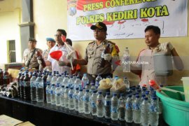 Polisi Kediri Ungkap Industri Rumahan Pembuat Minuman Keras Oplosan (Video)