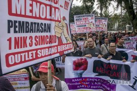 Aksi Damai Pedagang Pulsa