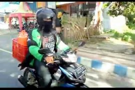 Peran Ojek Daring Banyuwangi Antar Makanan Gratis Lansia