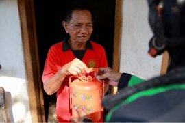 Senangnya Lansia Banyuwangi Terima Rantang Kasih