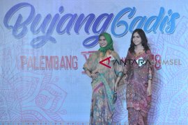 Peserta Bujang Gadis Palembang kenalkan Jumputan Palembang Page 3 Small