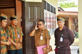 Guru SMAN 1 kompak pakai tanjak di UNBK