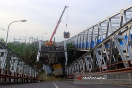 Evakuasi Truk di Widang