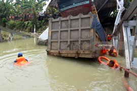 Pakde Karwo Tak Ingin Distribusi Barang Terganggu Jembatan Ambrol