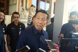 Gubernur Pastika bantu nenek kurang mampu dari Karangasem
