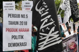 (Foto) Aksi tolak Pergub hukum cambuk