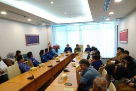 Demokrat minta DPRD permudah proses surat partai