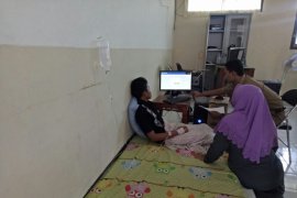 Siswa SMK As-Salafi Jember Kerjakan UNBK dengan Tangan Diinfus