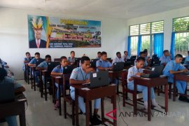 Gubernur Dominggus Pantau UN SMK di Fakfak