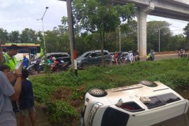 Sopir ngantuk mobil tabrak tiang listrik