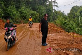 Longsor timbun jalan lintas Meulaboh - Geumpang